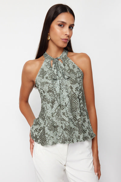 بلوزة محبوكة مرنة مطبوعة باللون الكاكي مع تفاصيل ربطة عنق خاصة TWOSS24BZ00491