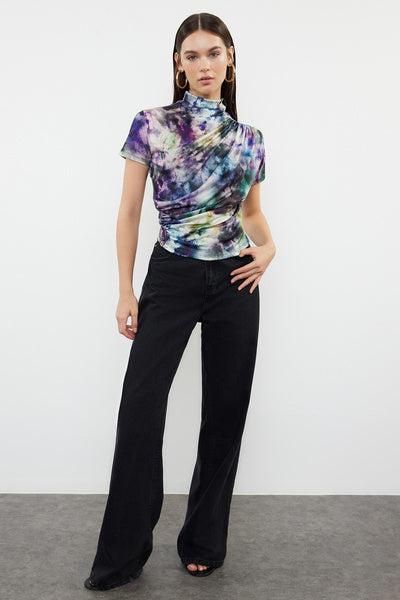 بلوزة محبوكة قابلة للتمدد بأكمام قصيرة وياقة واقفة ومطبوعة متعددة الألوان TWOSS24BZ00426