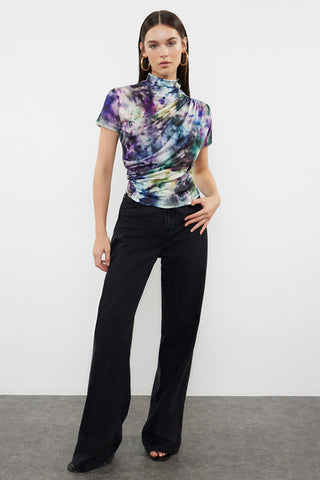 بلوزة محبوكة قابلة للتمدد بأكمام قصيرة وياقة واقفة ومطبوعة متعددة الألوان TWOSS24BZ00426