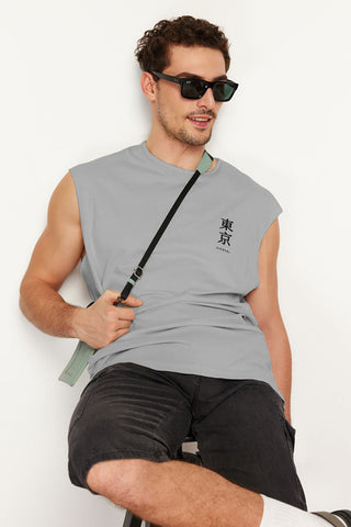 تي شيرت رياضي كبير الحجم منقوش باللون الرمادي من Far East - TMNSS23AL00007