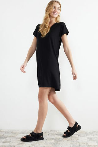 فستان قصير محبوك أسود ملفوف/مزخرف برقبة على شكل حرف V/عادي TWOSS24EL00404