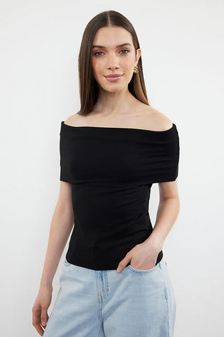 بلوزة سوداء محبوكة بياقة مادونا - ياقة كارمن، مناسبة للجسم TWOSS24BZ00497