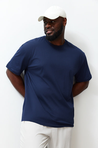 تي شيرت كبير الحجم باللون الأزرق الداكن كبير الحجم/مطبوع بنص خلفي 100% قطن TMNSS24BF00038