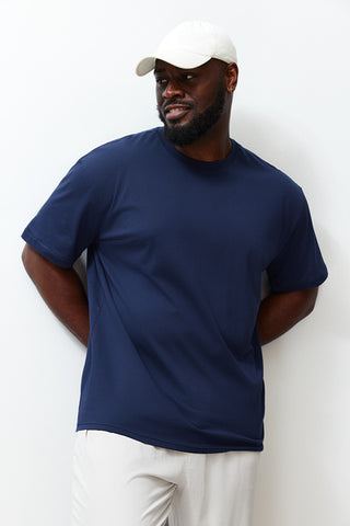 تي شيرت كبير الحجم باللون الأزرق الداكن كبير الحجم/مطبوع بنص خلفي 100% قطن TMNSS24BF00038