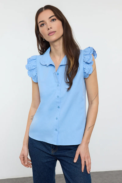 قميص منسوج باللون الأزرق مع تفاصيل تطريز على الكتف والرقبة TWOSS22GO0234