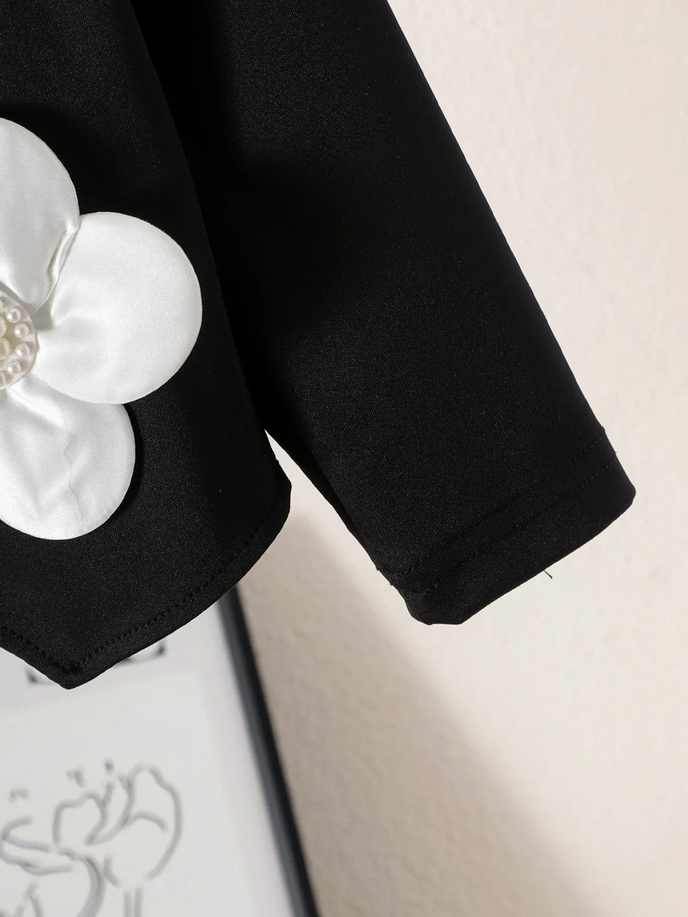 موضة 2025 خريف/شتاء جديد بنات' طقم: black أكمام طويلةd توب with flowers for children+white قصير جيب 2-piece طقم