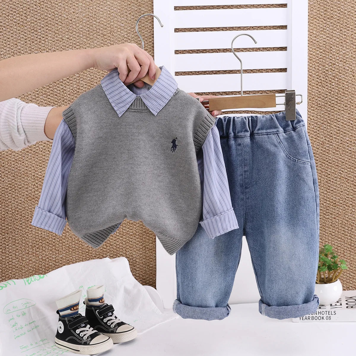موضة 2025 أولاد academic ستايل جديد embroidered waistcoat shirt cotton three-piece طقم for baby's ربيع خريف printed logo children's