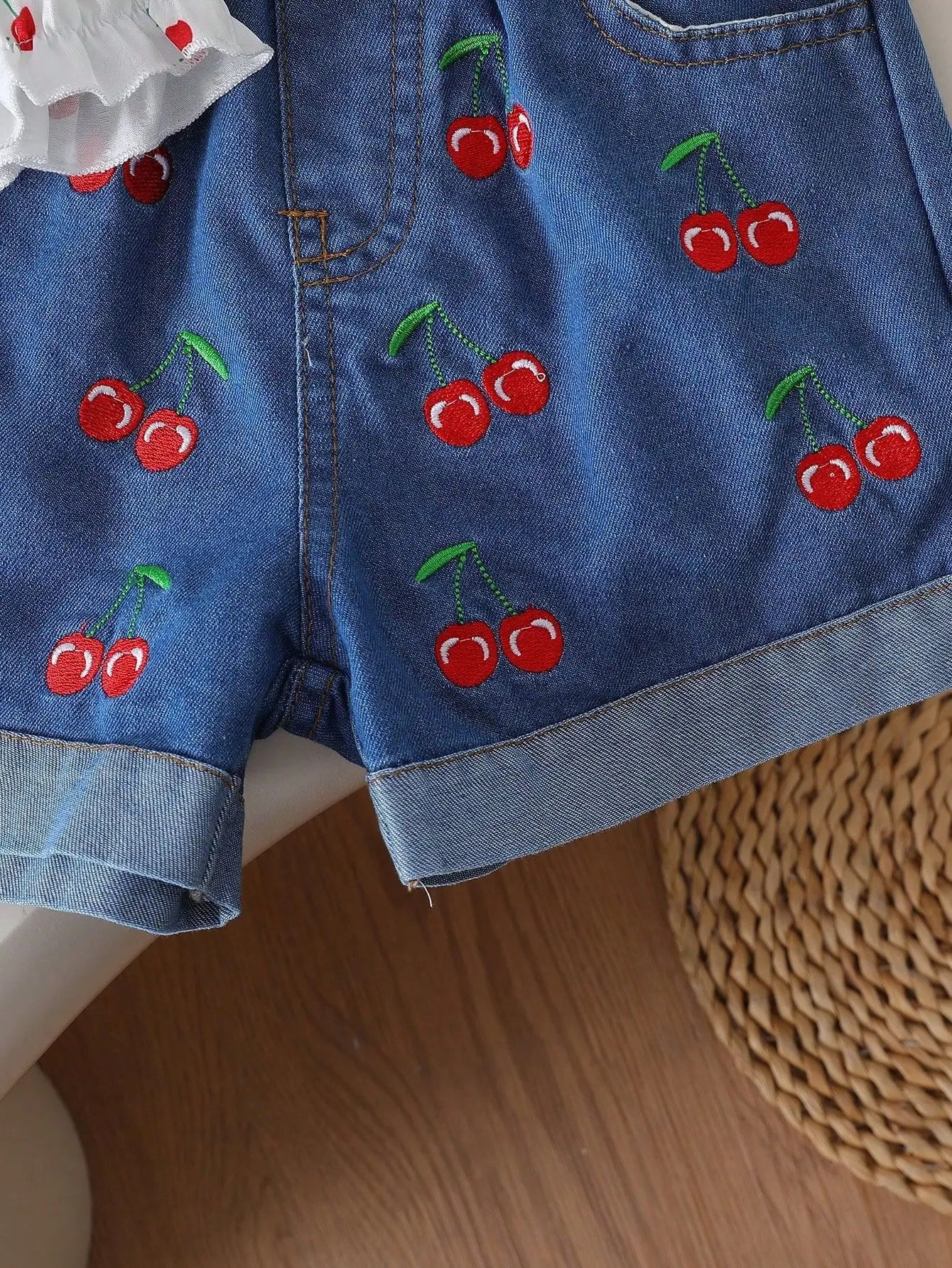 موضة 2025 children's clothing cherry fruit strapless off-shoulder توب elastic shorts بنات clothing sets صيف أطفال clothes بنات