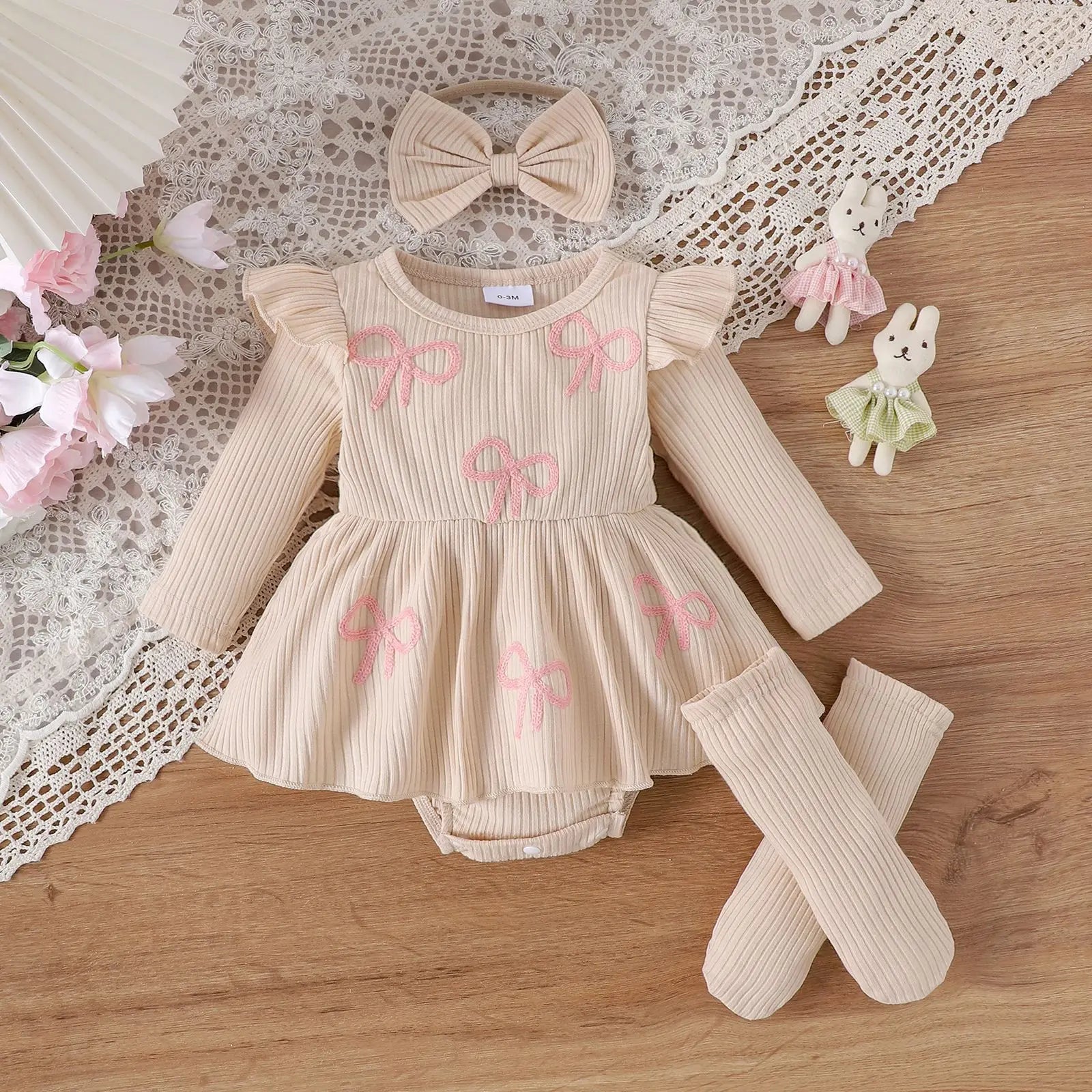 موضة 2025 european american cute ستايل fly كم baby coat pit bow embroidery floral cotton fart coat طقم socks hair band
