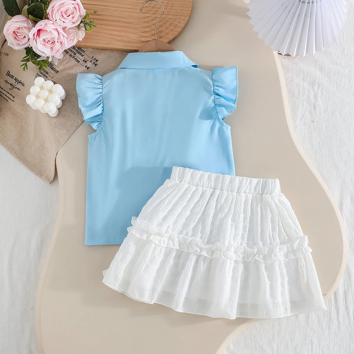 موضة 2025 بنات' صيف جديد طقم flower بدون أكمام shirt pure white half body جيب طقم قطعتين