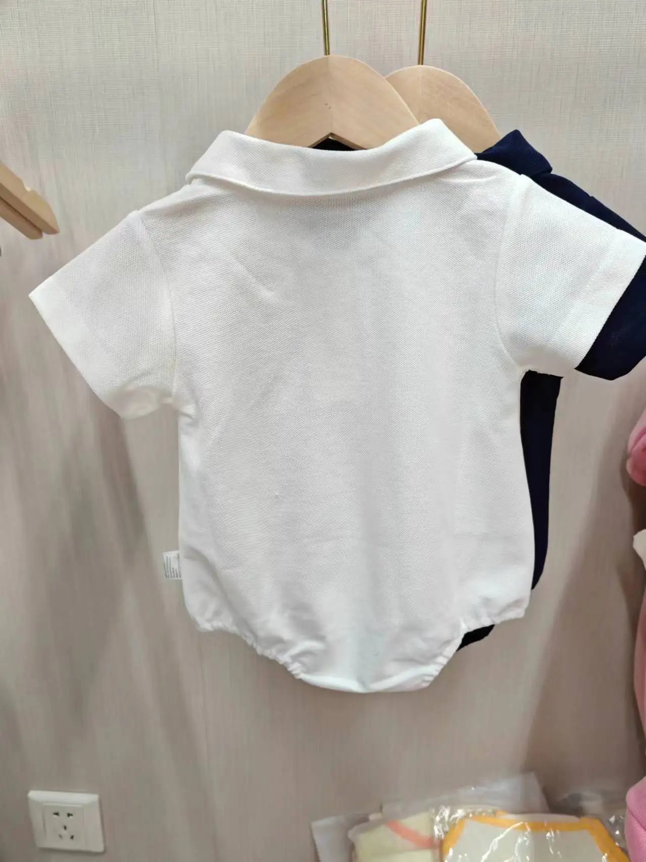 موضة 2025 صيف newborn baby solid color كاجوال cotton design with snap button closure letter print baby rompers