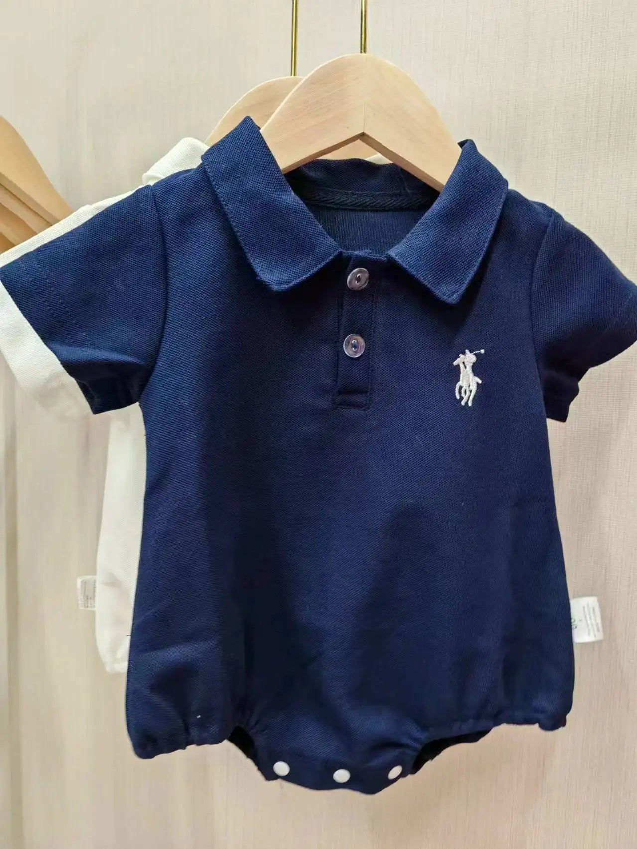 موضة 2025 صيف newborn baby solid color كاجوال cotton design with snap button closure letter print baby rompers