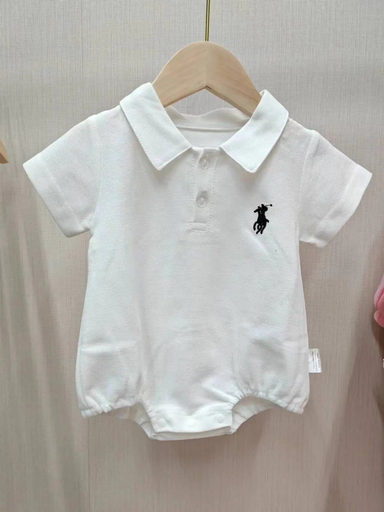 موضة 2025 صيف newborn baby solid color كاجوال cotton design with snap button closure letter print baby rompers