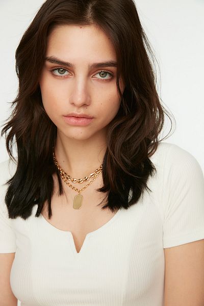 بلوزة محبوكة مرنة بفتحة رقبة على شكل حوض السباحة من إكرو TWOSS20BZ1356