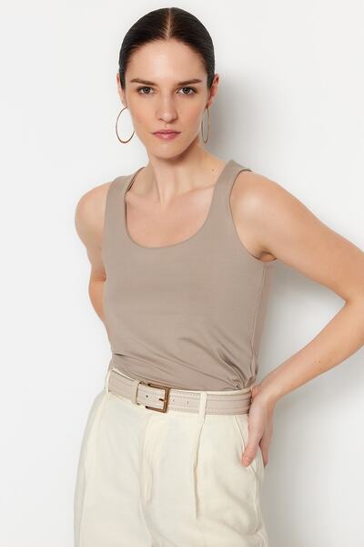 قميص داخلي محبوك مرن ذو ياقة مربعة من المنك مناسب للجسم TWOSS23AL00037