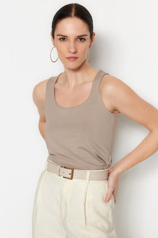 قميص داخلي محبوك مرن ذو ياقة مربعة من المنك مناسب للجسم TWOSS23AL00037