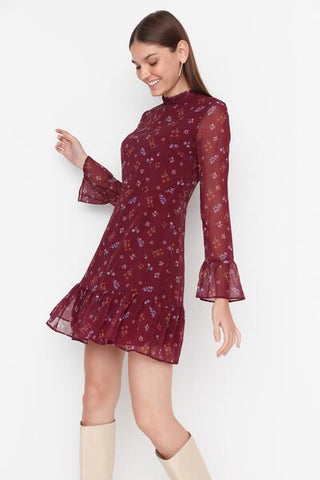 فستان من الشيفون المنسوج ذو الياقة المفتوحة وذو الخصر المفتوح على شكل زهرة بورجوندي TCLAW19LJ0076