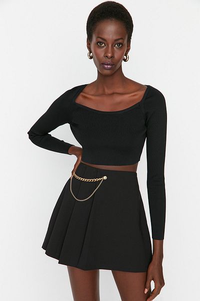 تنورة قصيرة منسوجة بسلسلة سوداء وتفاصيل مطوي TWOAW23SR00041