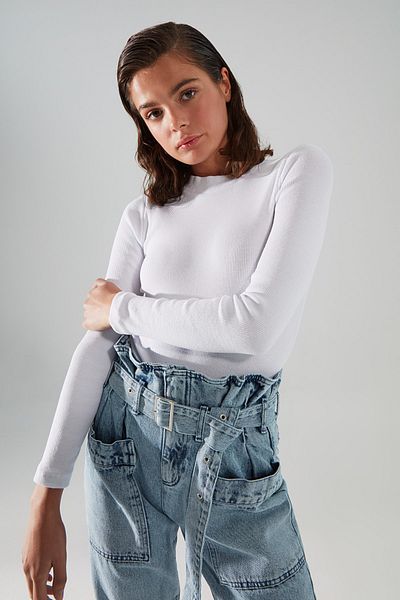 بدلة بيضاء ملائمة/ملتصقة بالجسم ذات ياقة واقفة ورباط سفلي مرن محبوك للجسم TWOAW20BD0011