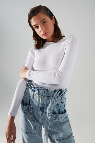 بدلة بيضاء ملائمة/ملتصقة بالجسم ذات ياقة واقفة ورباط سفلي مرن محبوك للجسم TWOAW20BD0011