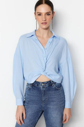 بلوزة منسوجة بتفاصيل عقدة باللون الأزرق الفاتح TWOSS23BZ00442