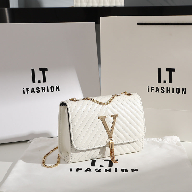 حقيبة نسائية أنيقة - تصميم مخطط مع تفاصيل طويلة ، وعتاد لون الذهب ، و مونوغرام "LV" ، متوفرة باللون الأبيض والأسود والوردي ، حزام متعدد الاستخدامات أو حقيبة يد مناسبة للمناسبات غير الرسمية أو الرسمية ، إكسسوار غير رسمي | ملمس مخطط | حزام متين ، محفظة