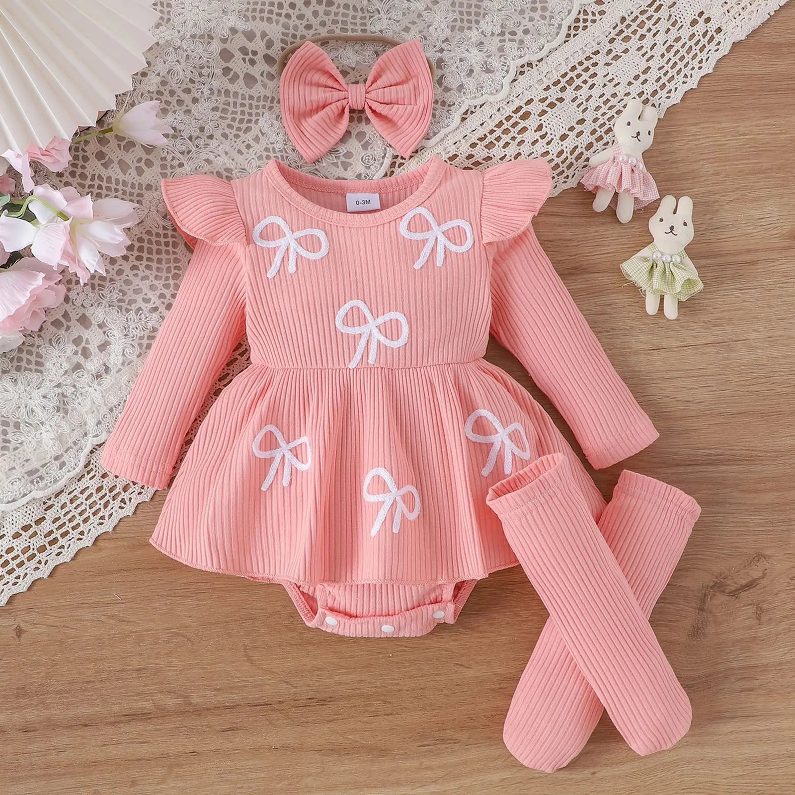 موضة 2025 european american cute ستايل fly كم baby coat pit bow embroidery floral cotton fart coat طقم socks hair band