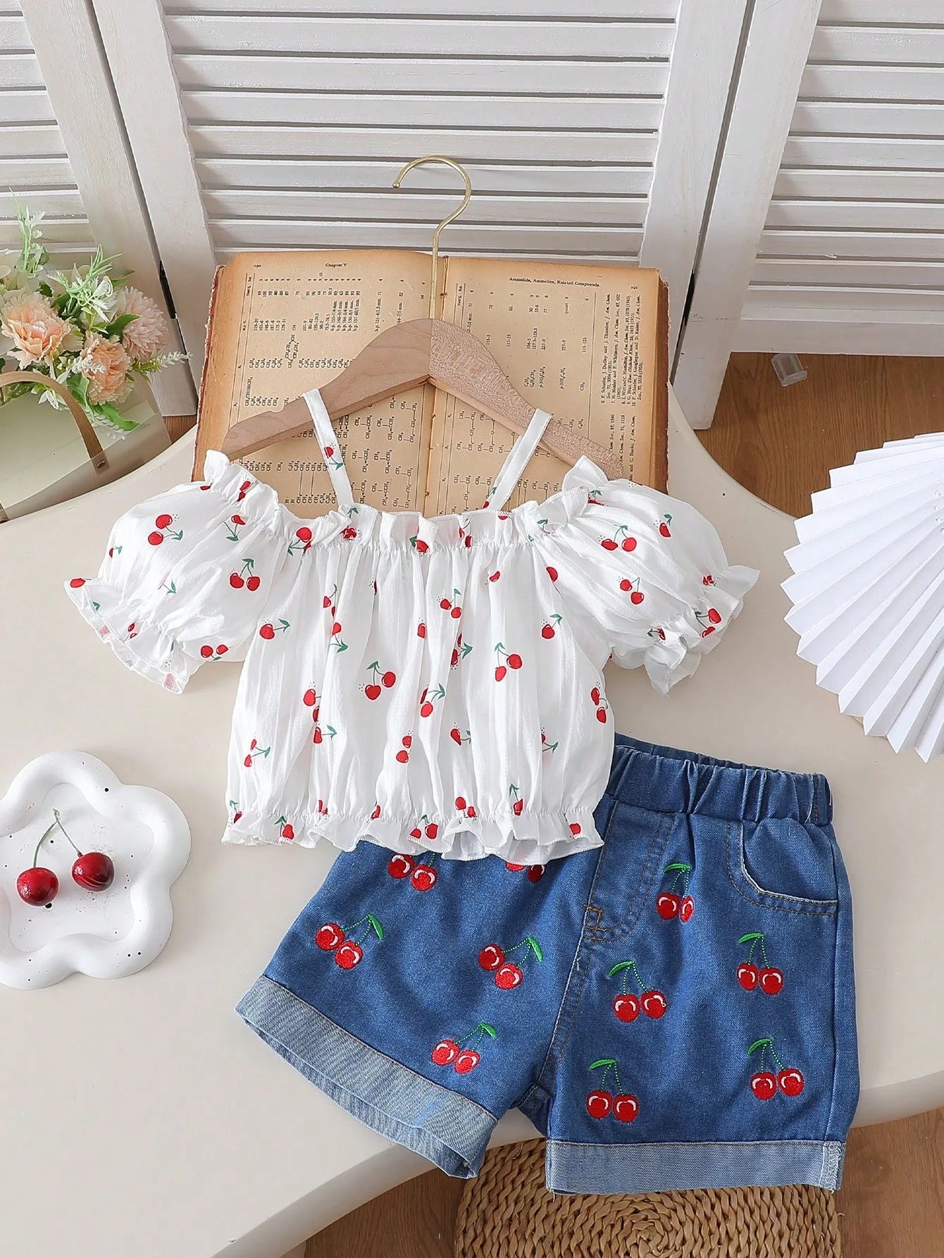 موضة 2025 children's clothing cherry fruit strapless off-shoulder توب elastic shorts بنات clothing sets صيف أطفال clothes بنات